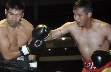 Franklin "El Matador" Mamani on the offensive against former World Champion Raul Balbi!