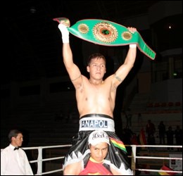 Franklin Mamani with the UBO Latino Championship belt